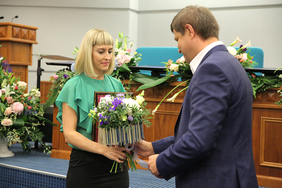 Глава Владивостока Виталий Веркеенко наградил победителей конкурса «Предприниматель года»